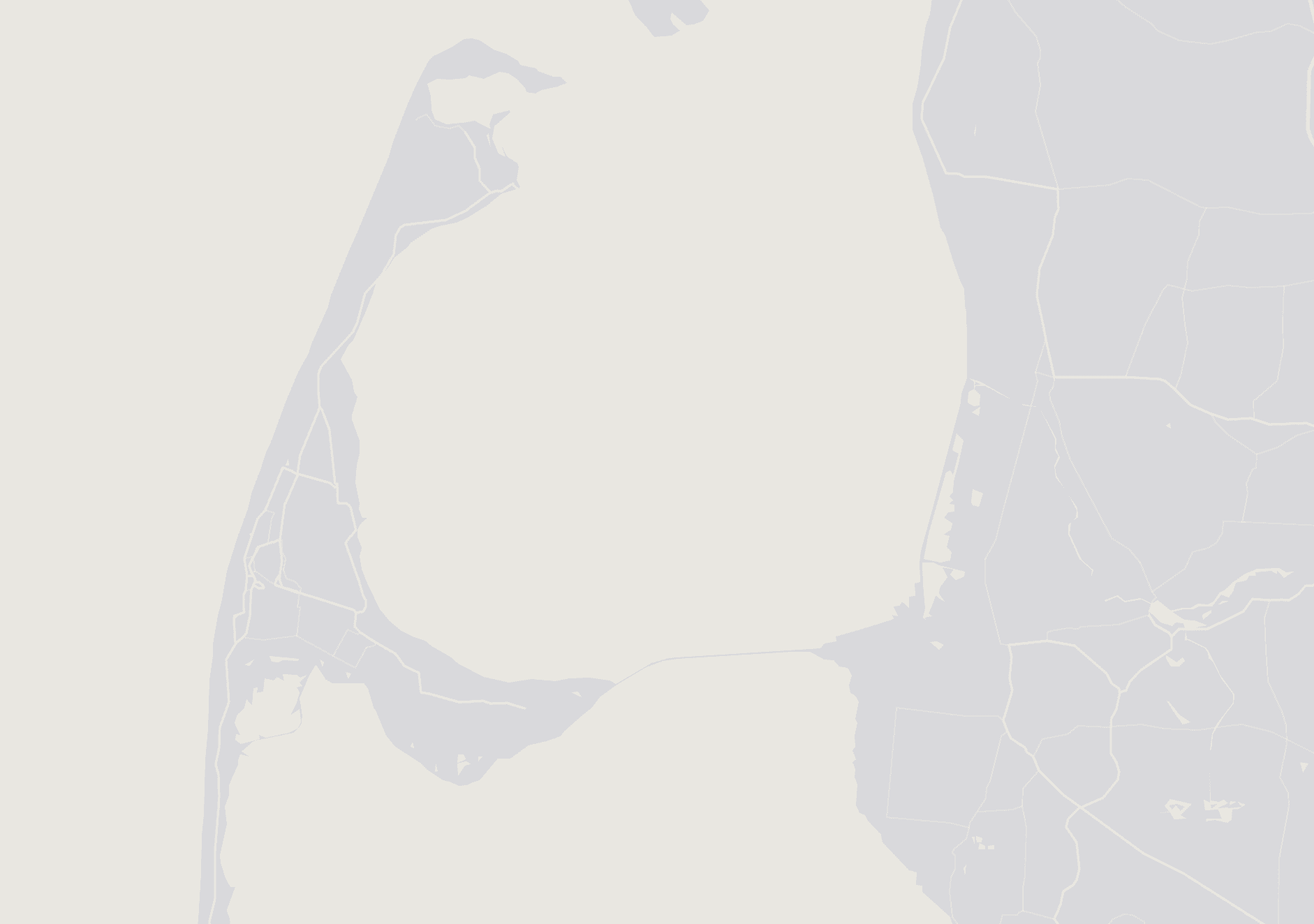 Stilisierte, grau gehaltene Landkarte einer langgestreckten Insel mit hakenförmiger Nordspitze und der gegenüberliegenden Festlandküste, dem Umriss nach vermutlich Sylt und die schleswig-holsteinische Küste.