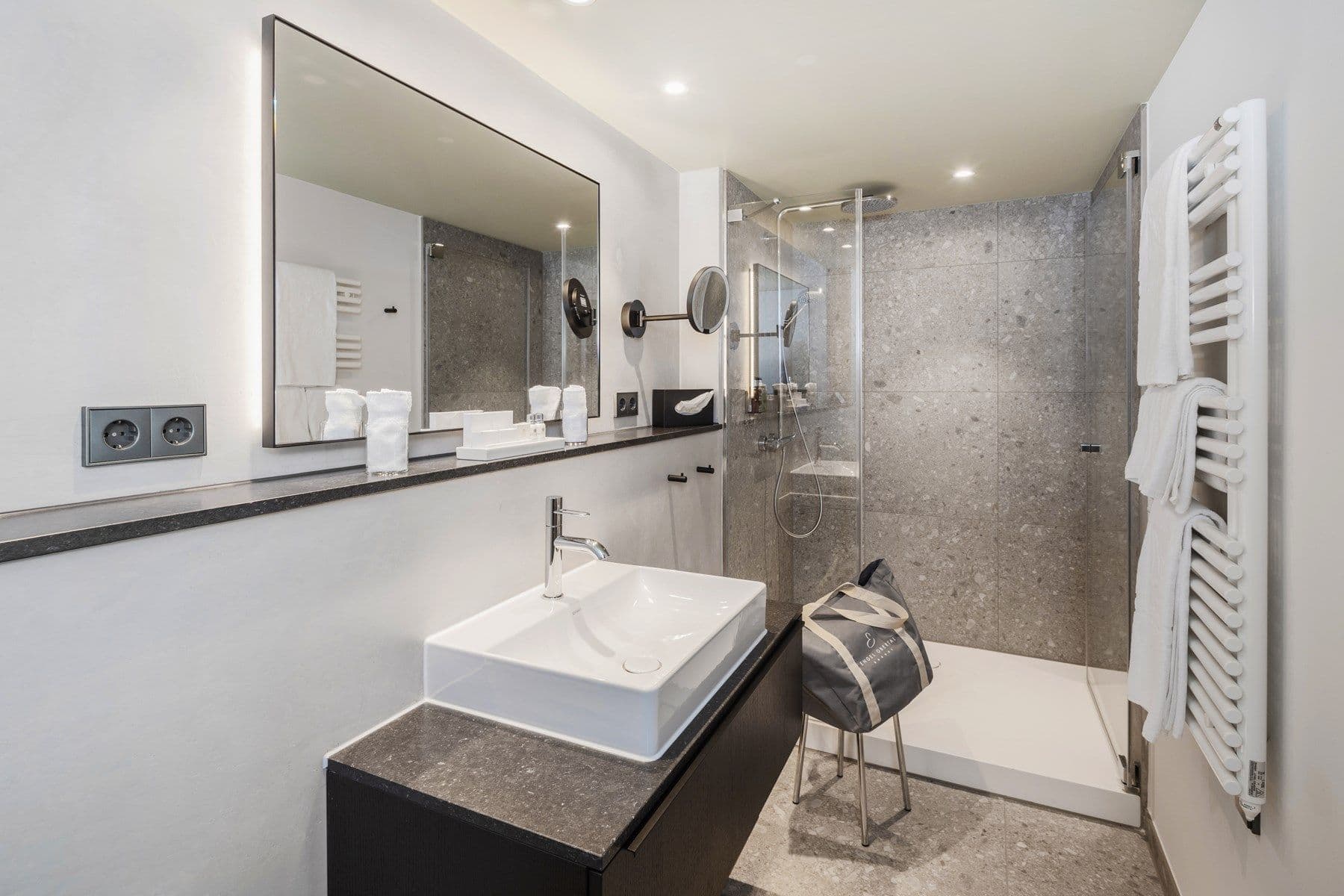 Moderne Juniorsuite – geräumiges Badezimmer im Stammhaus