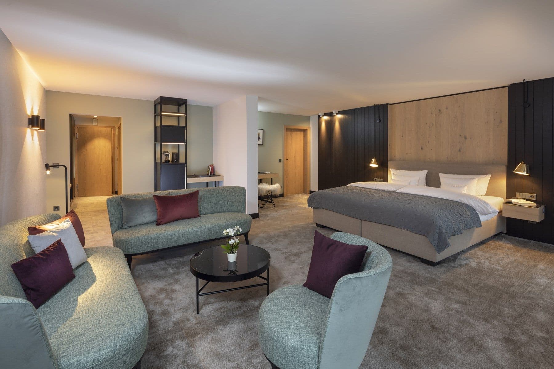 Moderne Juniorsuite – Zimmer mit Sesseln