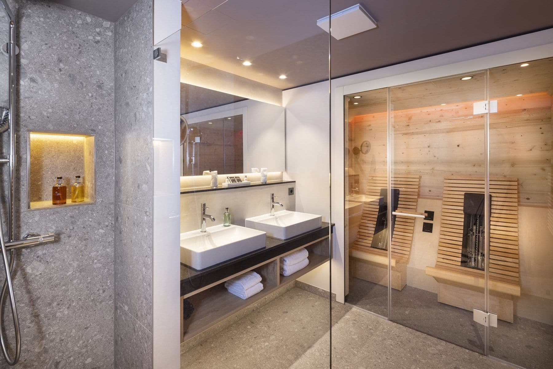 Moderne Suite – Bad mit Sauna