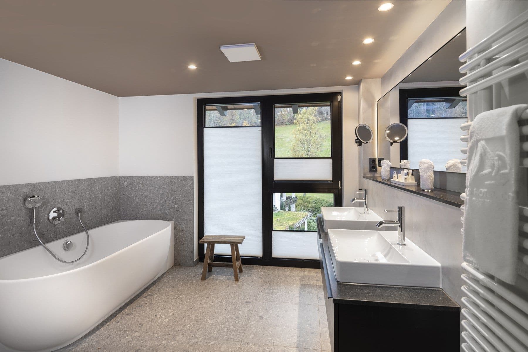 Moderne Suite – freistehende Badewanne im Bad