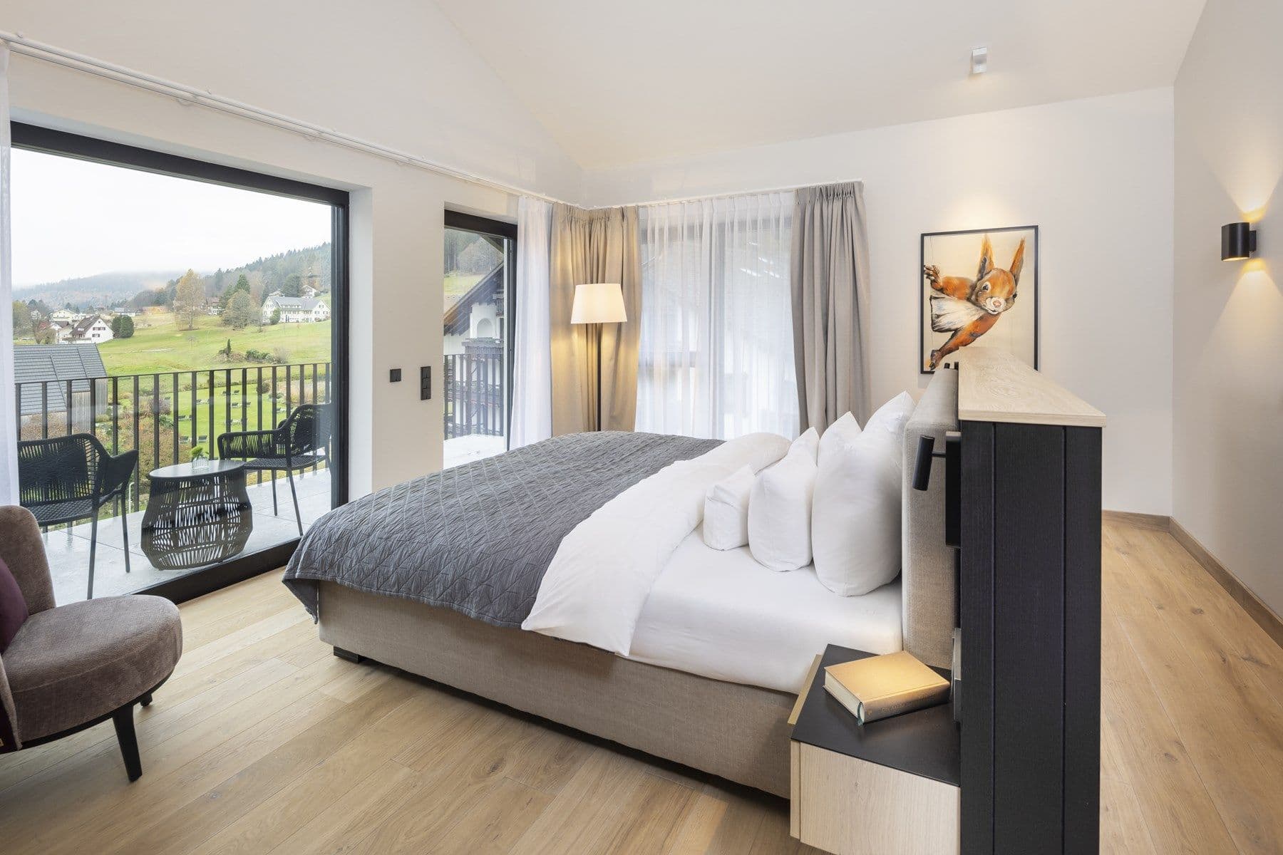 Moderne Suite – Schlafbereich mit Zugang zum Balkon