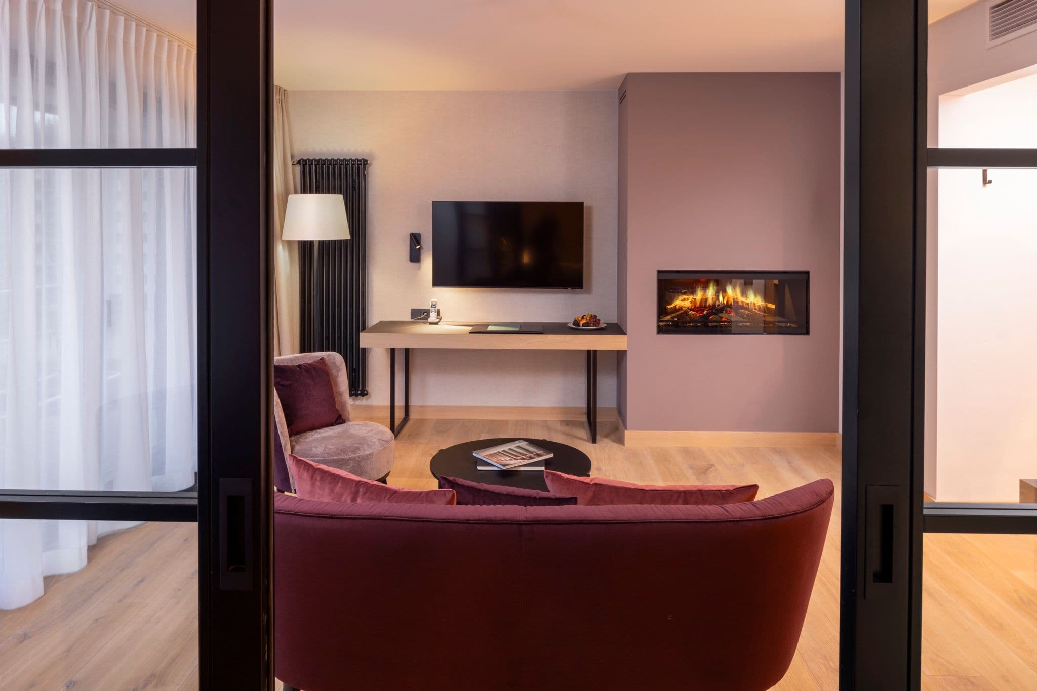 Moderne Suite im Engel Obertal – Hausteil Buhlbachsaue, 75–80 m² mit Wohnzimmer und Kaminfeuer