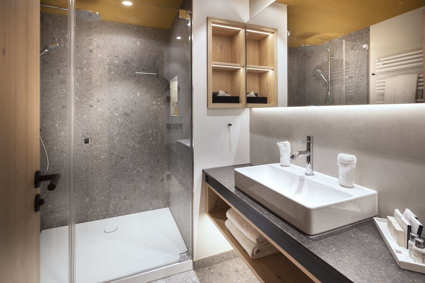 Modernes Doppelzimmer – modernes Bad mit Regendusche und Doppelwaschbecken