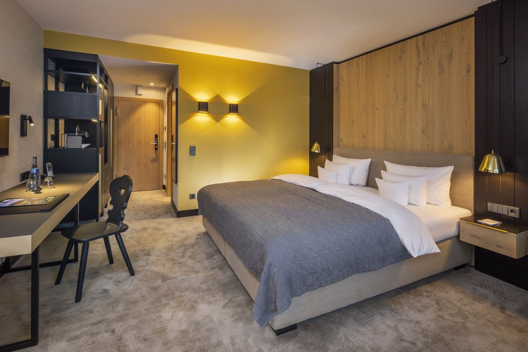 Modernes Doppelzimmer – Zimmer mit gelber Akzentwand und Schreibtisch