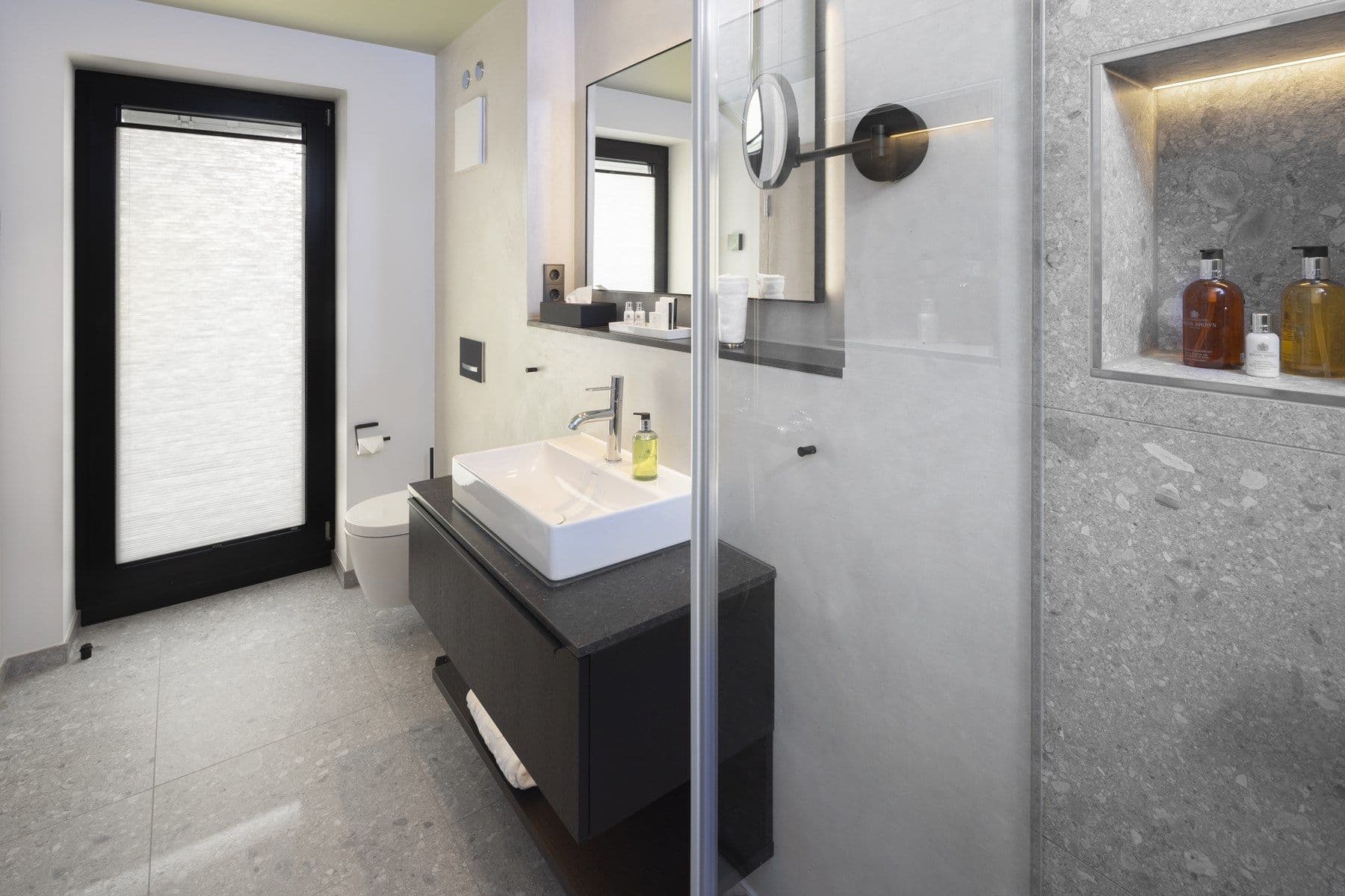 Modernes Einzelzimmer – Badezimmer
