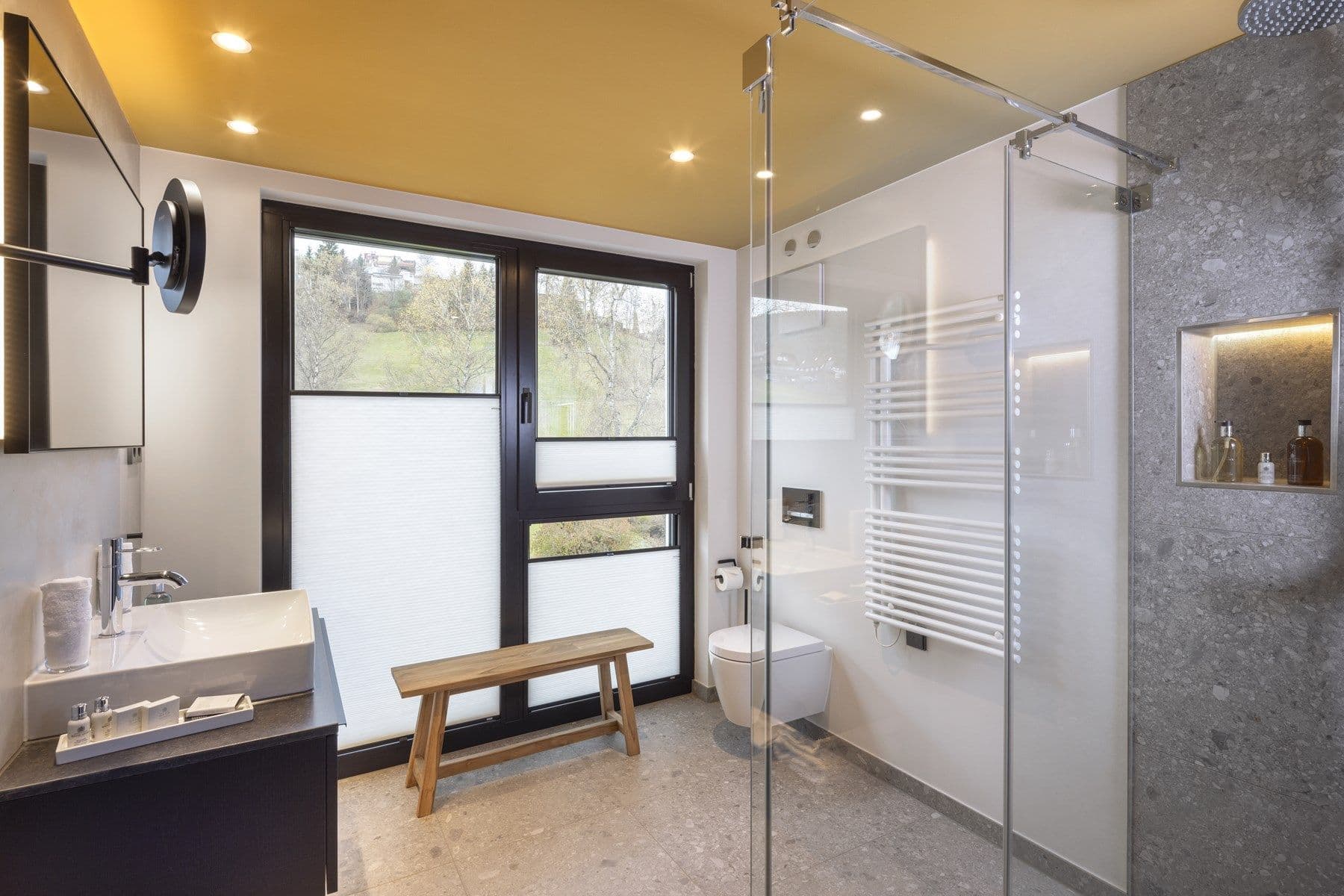 Modernes Superior Doppelzimmer – Bad mit Fenster und Holz-Sitzbank