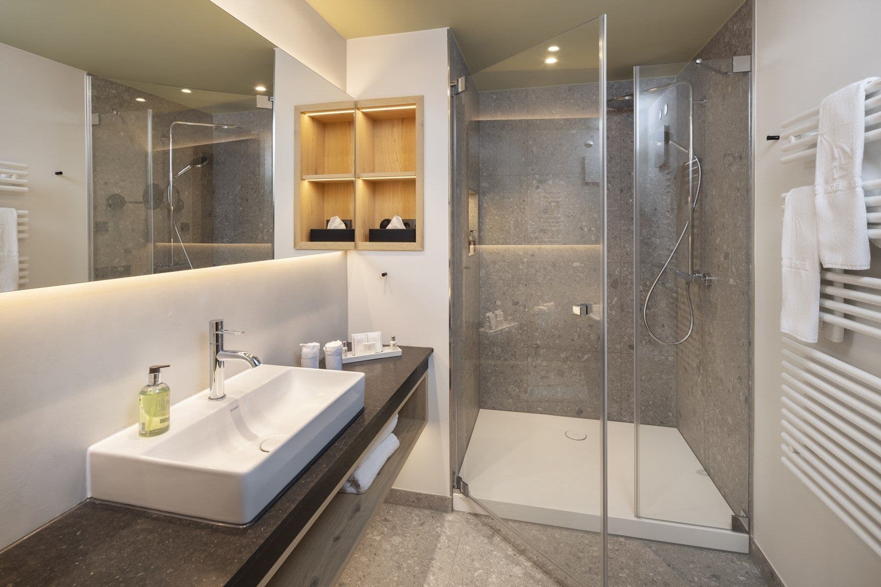Modernes Superior Juniorsuite – Badezimmer