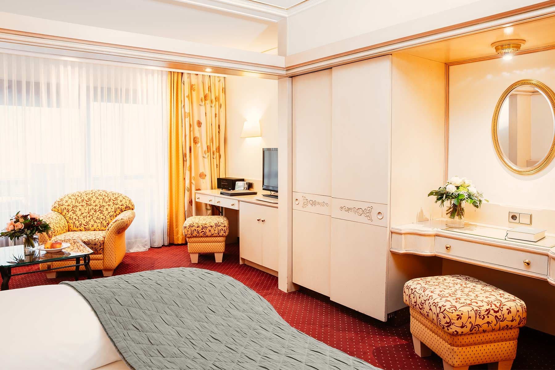 Traditionelles Doppelzimmer im Engel Obertal – Hausteil Hirschauerwald, 40–48 m² mit Balkon