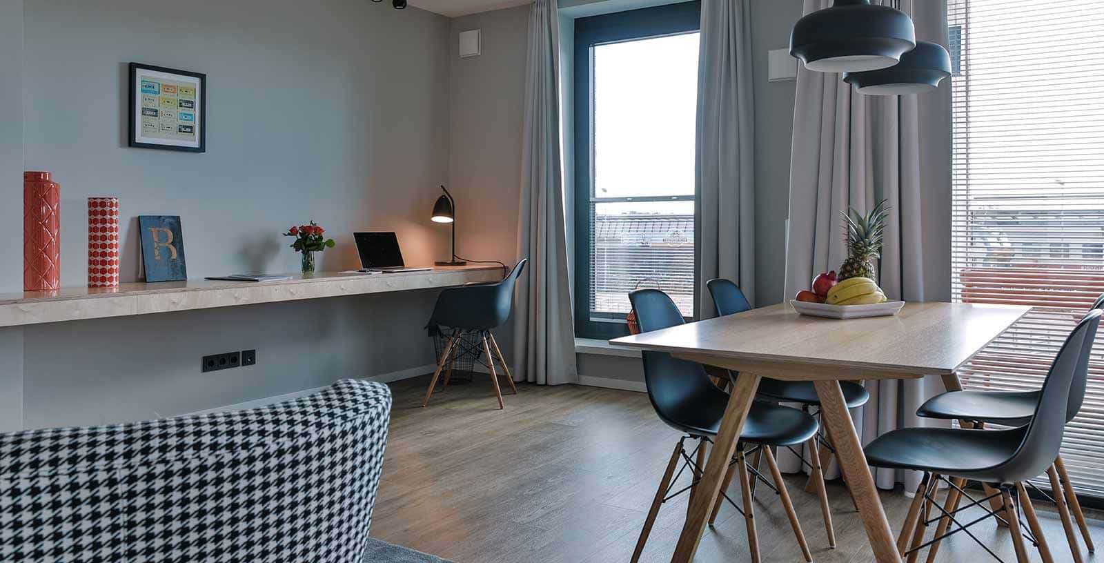 Appartement mit Essplatz, Schreibtischzeile mit Laptop und Hahnentritt-Sessel, Bett & Bude Westerland